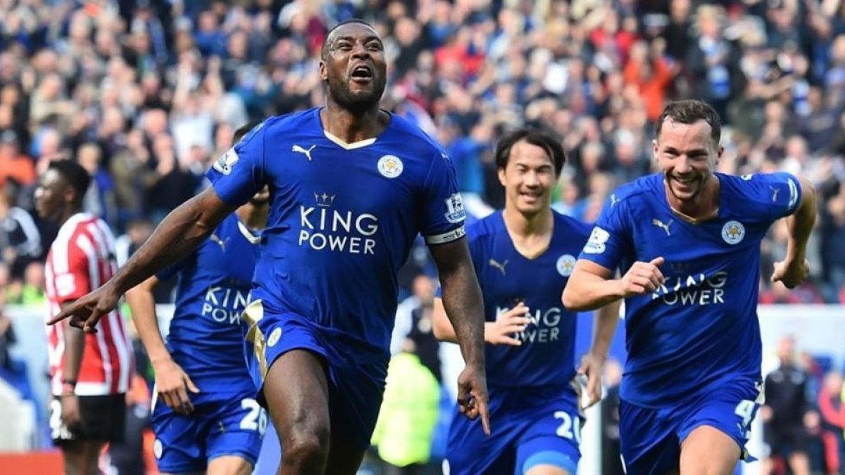 El central del Leicester Wes Morgan corre eufórico tras marcar el gol del triunfo contra el Southampton.-AFP / BEN STANSALL