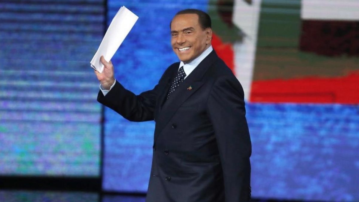 Berlusconi saluda a su llegada para participar en el programa de la RAI Che Tempo che Fa, en Milán, el 26 de noviembre.-AP / ANTONIO CALANNI