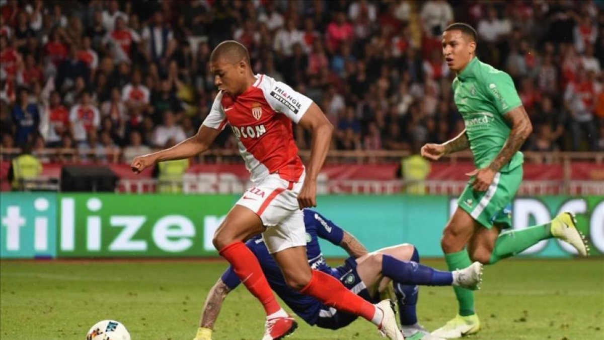 Mbappé, durante un partido con el Mónaco la pasada temporada.-REUTERS