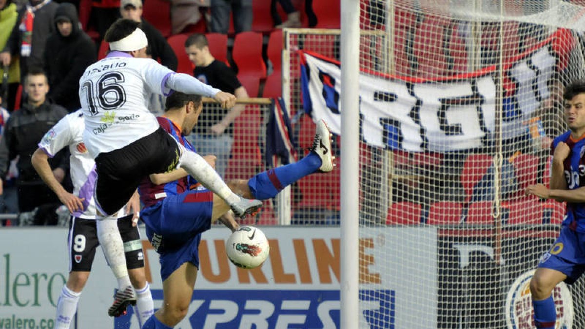 El Numancia sigue a seis puntos de la promoción tras la derrota en Huesca. / ÁREA 11-