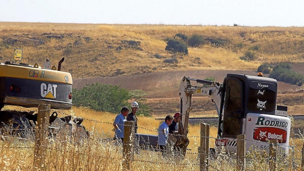 Los equipos de rescate trasladan el cadáver tras sacarlo del pozo.-ICAL