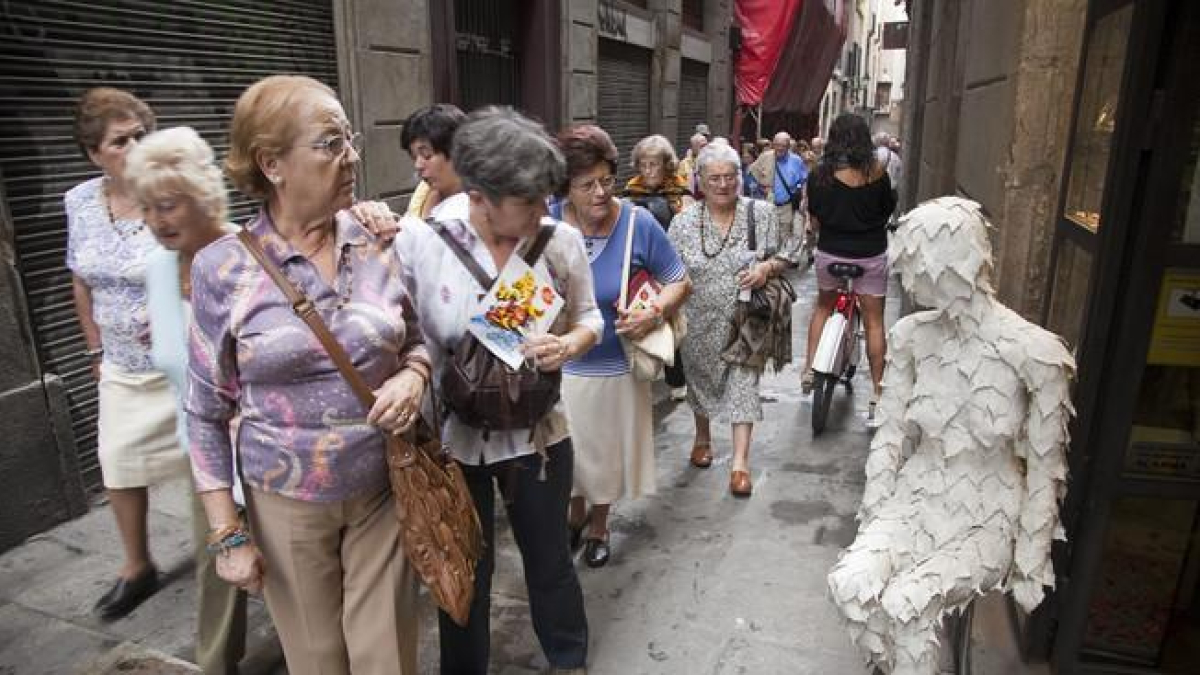 Turistas del Imserso por las calles de Barcelona en una imagen previa a la pandemia. HDS