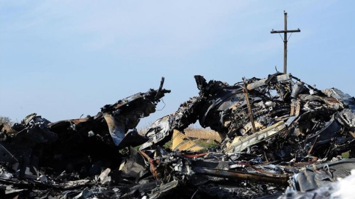 Restos del avión de Malaysia Airlines que fue derribado en Ucrania.-