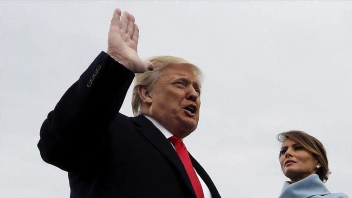 Donald Trump jura el cargo.-EFE / JIM BOURG POOL