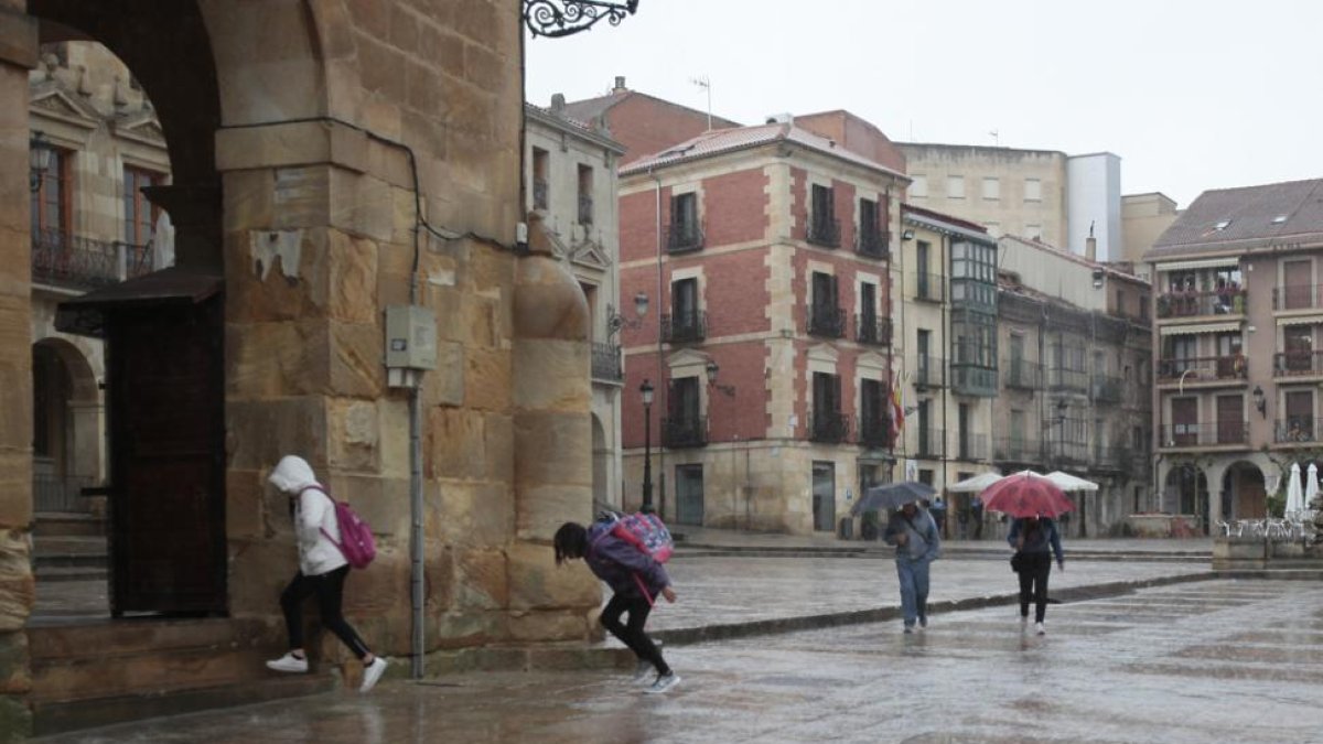 Carreras y paraguas para protegerse de una tormenta en mayo de 2018. HDS