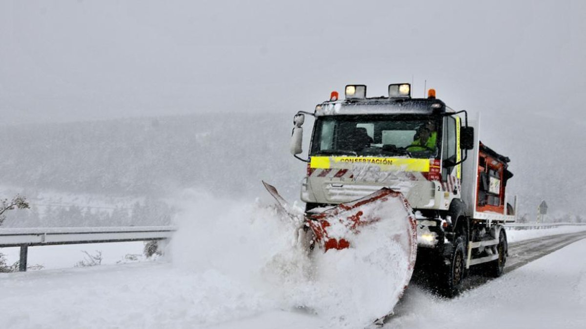 Las máquinas quitanieves trabajaron desde primeras horas de la mañana-V.G.