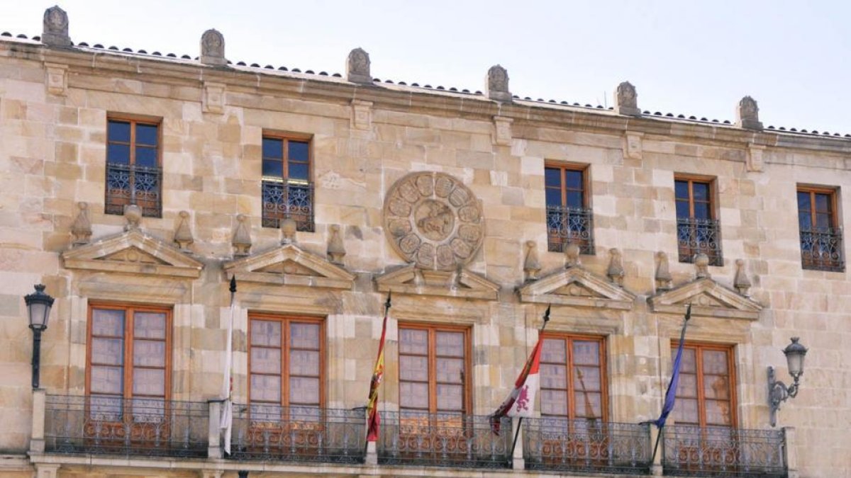 Fachada del Ayuntamiento.-HDS