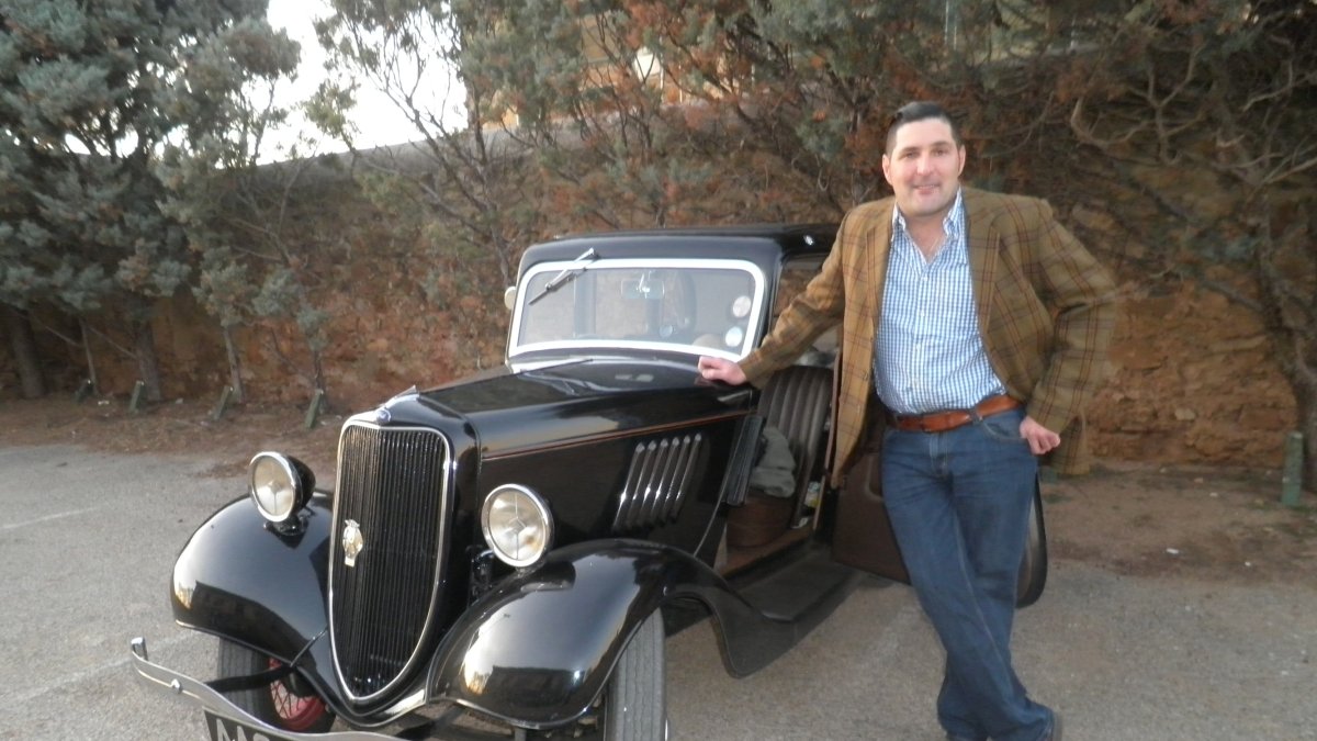 Richard Ball durante su paso por Soria a bordo de su Ford Y 8 HP. HDS