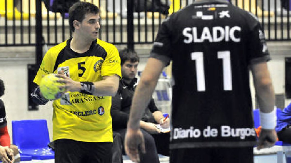 Un jugador del Aranga durante un partido en el San Andrés. / VALENTÍN GUISANDE-