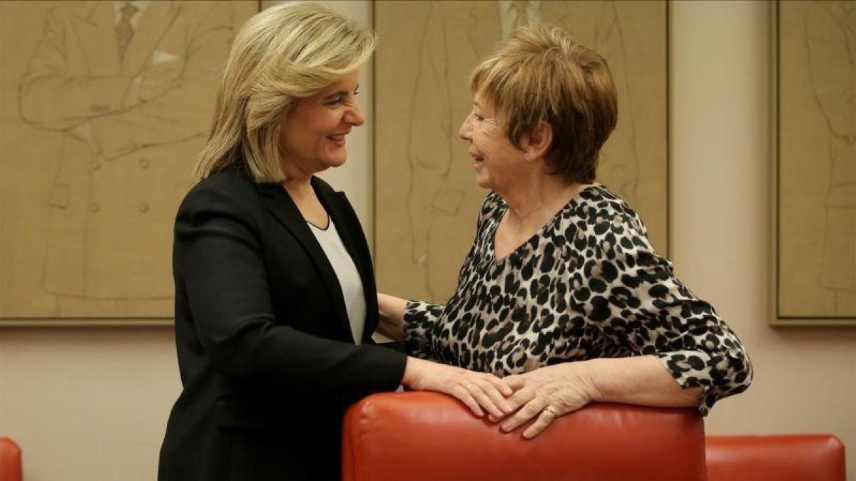 Fátima Báñez, ministra de Empleo (izquierda) conversa con la presidenta de la comisión del Pacto de Toledo, Celia Villalobos.-EL PERIÓDICO