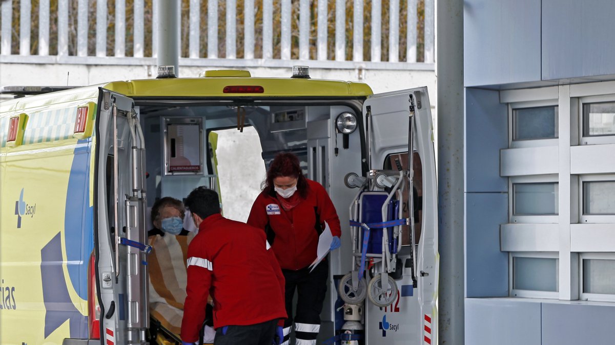 Traslado de un paciente en ambulancia. MARIO TEJEDOR
