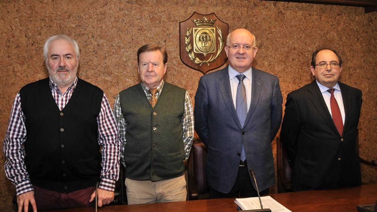 Foto de familia en la presentación del informe en la sede del Colegio de Médicos.-Valentín Guisande