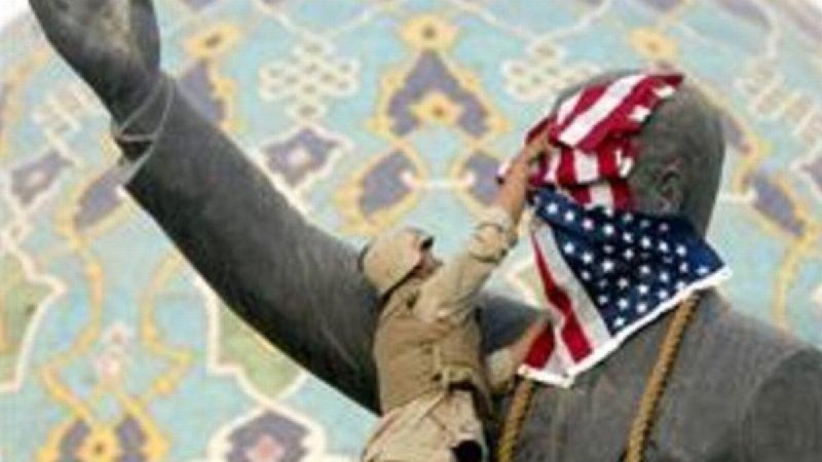 La bandera de EEUU, en la estatua de Sadam en Bagdad, en el 2003.-ARCHIVO / AP