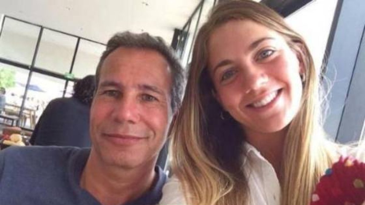 Nisman con una modelo durante un viaje.-