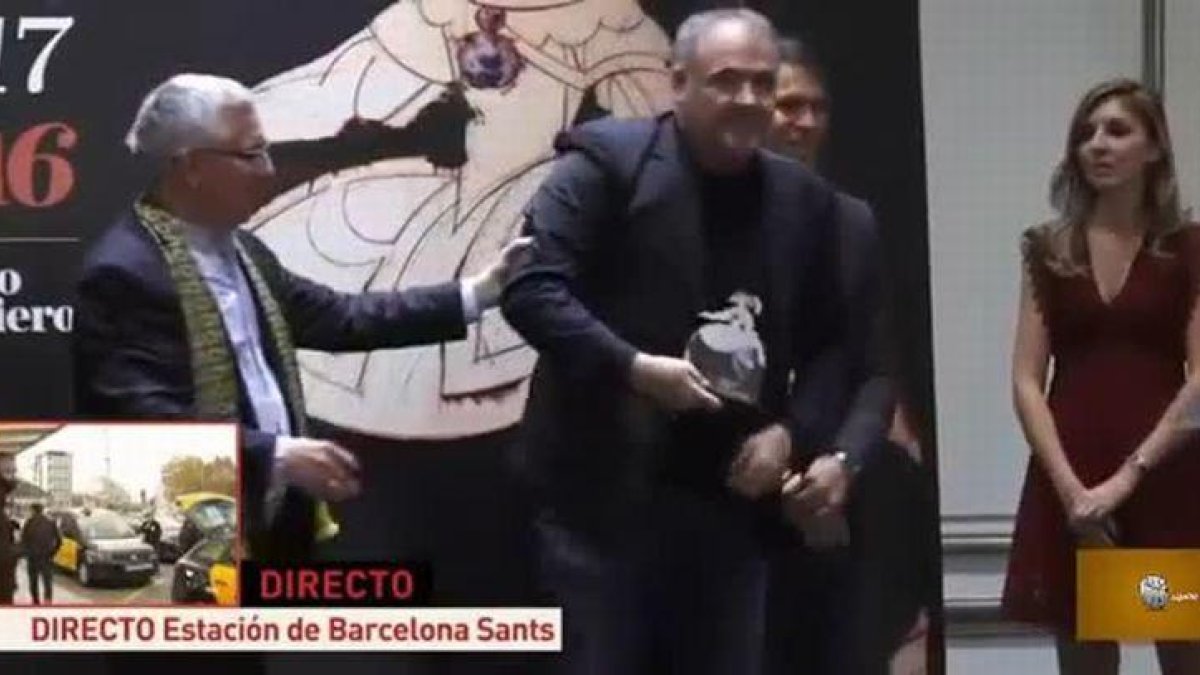 Antonio García Ferreras, emocionado, en el momento de recibir el premio Cambio 16.-LA SEXTA