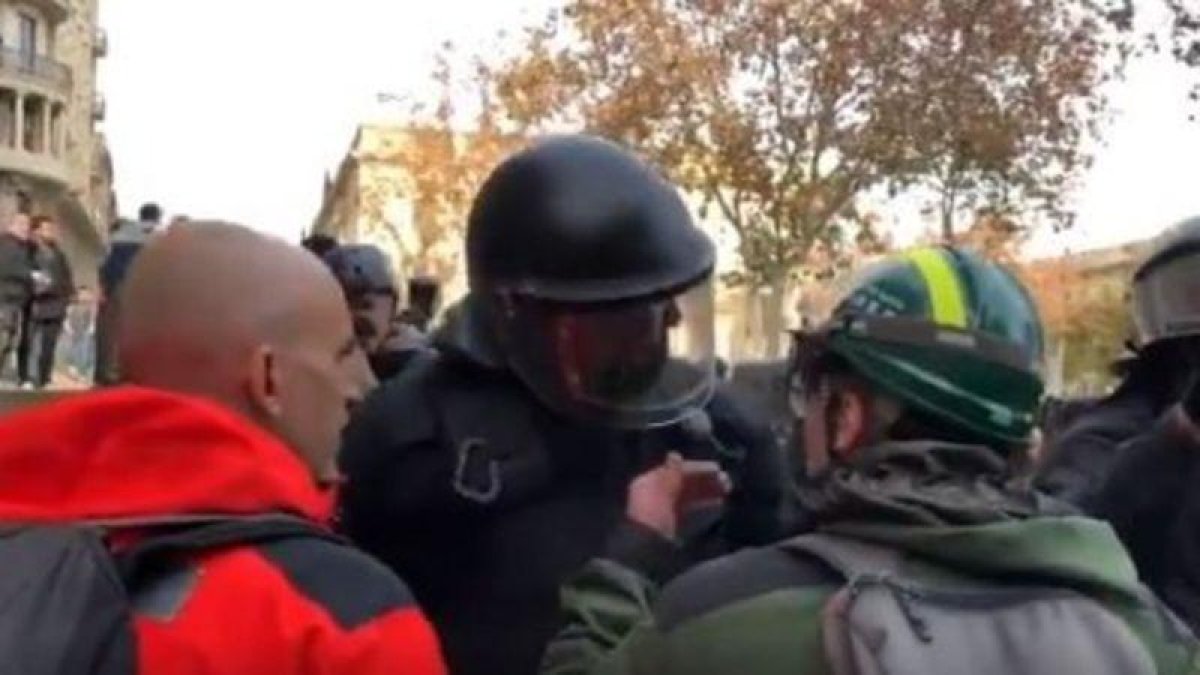 Captura del vídeo del Mosso y el CDR.-TWITTER