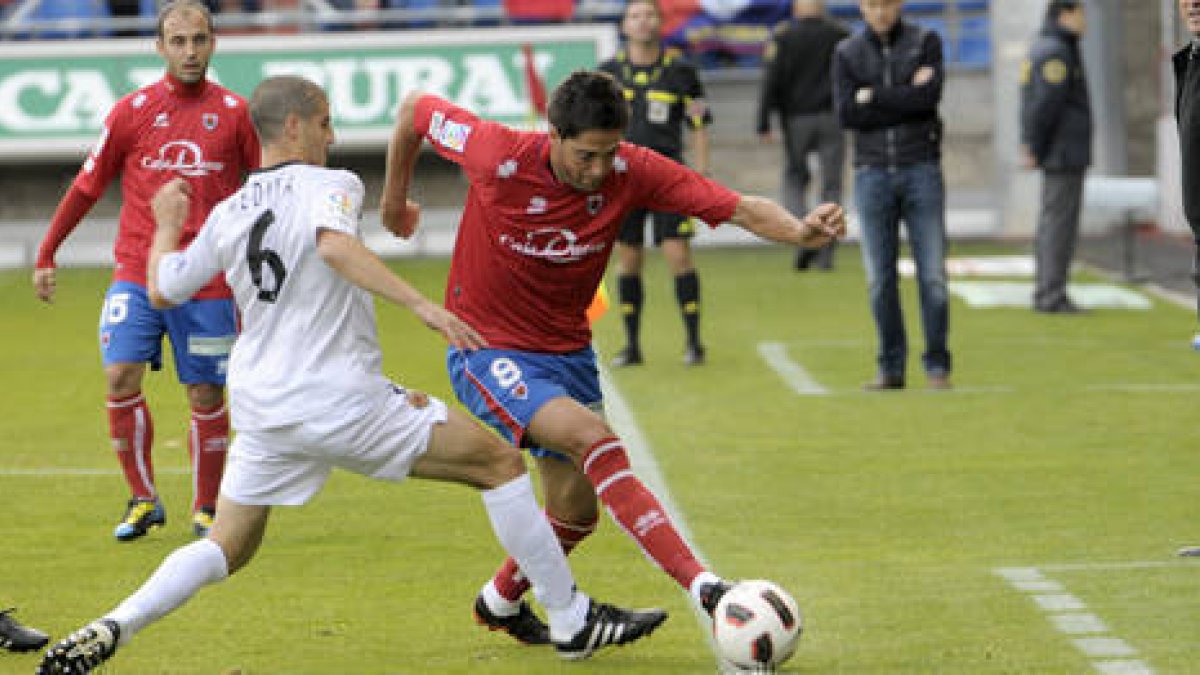 Íñigo Vélez en el encuentro de la primera vuelta ante el Nástic. / A. Martínez-