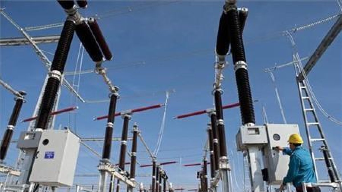 Subestación de Red Eléctrica de España (REE) de la línea de muy alta tensión (MAT).-EFE / ROBIN TOWSEND