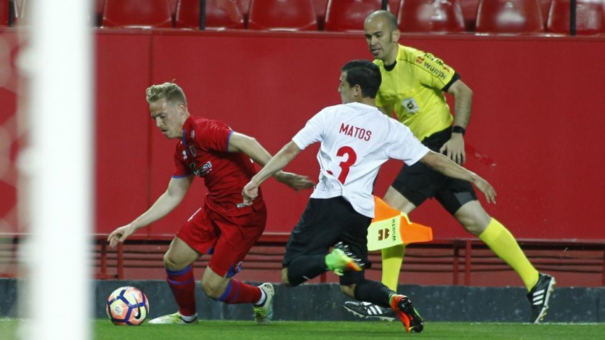Dani Nieto intenta fajarse de Matos en el partido ante el Sevilla Atlético en el que los rojillos pusieron fin a la falta de gol de las seis jornadas anteriores.-ÁREA 11