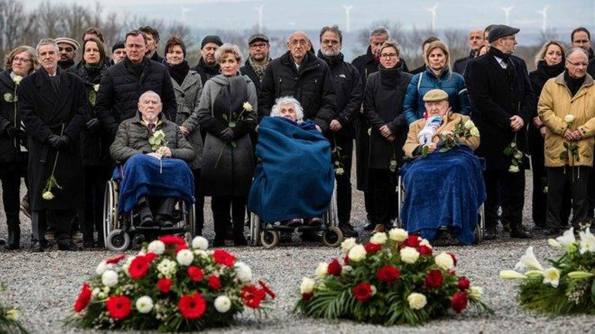 Supervivientes del Holocausto participan en un acto en el campo de concentración de Buchenwald, este lunes.-JENS SCHLUETER (AFP)