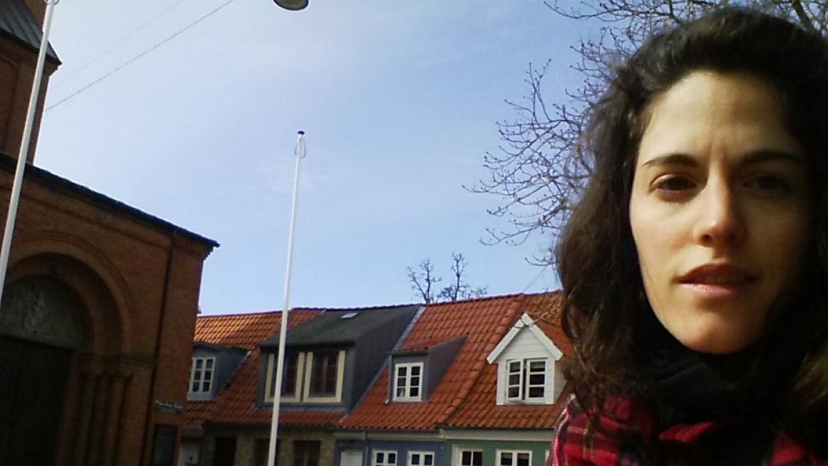Nerea posa junto a unas típicas casitas danesas.-
