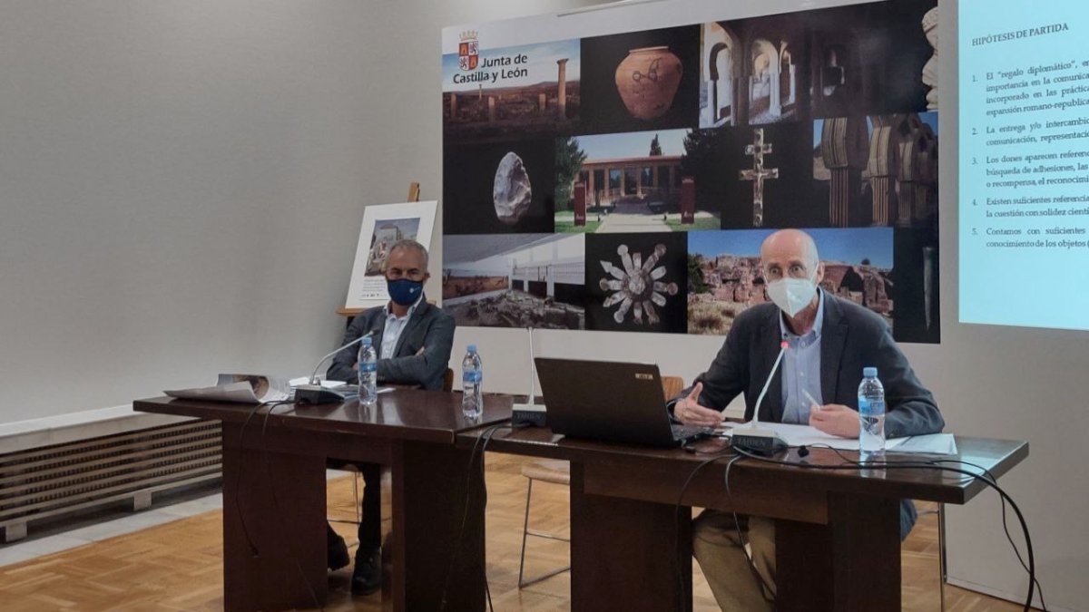 Eduardo Sánchez y Enrique García durante la comunicación inicial. HDS