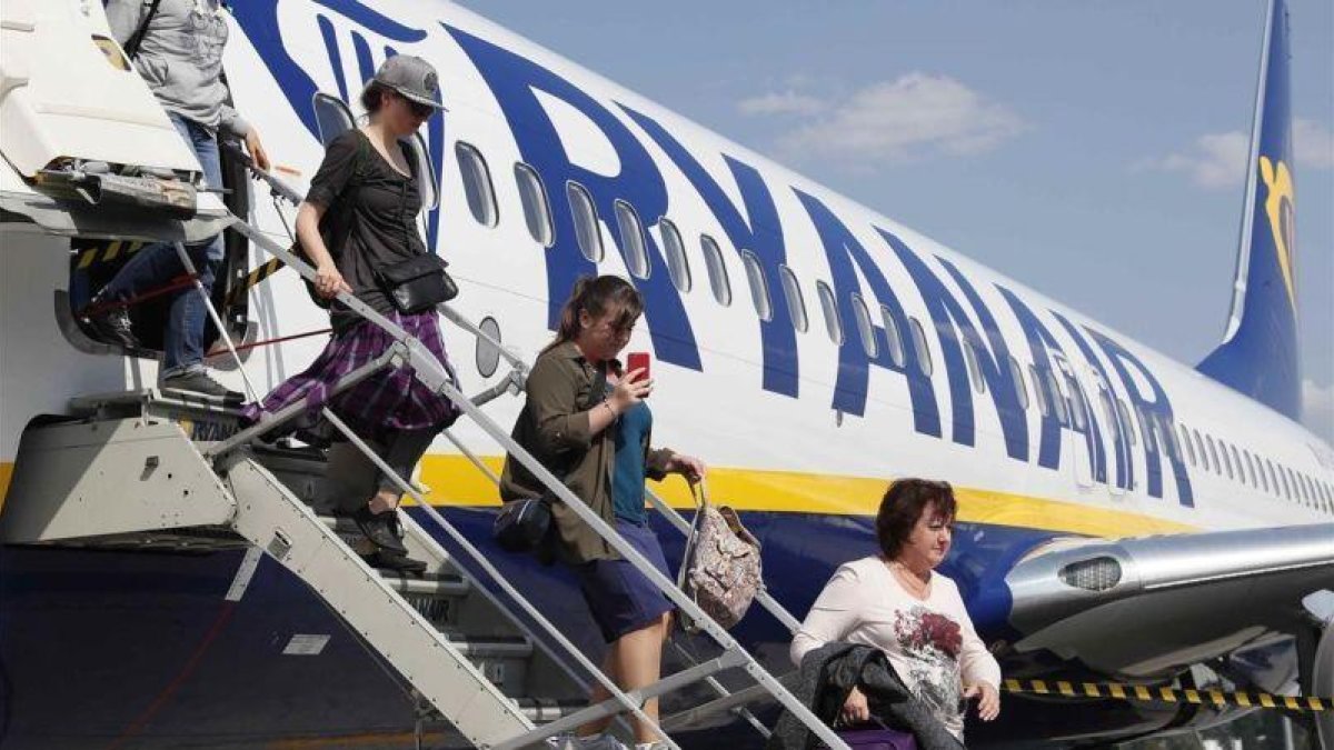 Unos pasajeros desembarcan de un vuelo de Ryanair.-GLEB GARANICH
