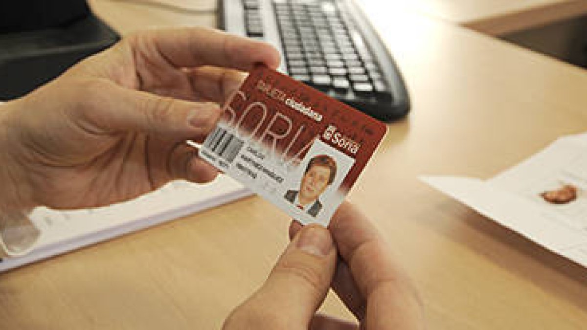 La tarjeta ciudadana del alcalde de la ciudad, Carlos Martínez Mínguez. / VALENTÍN GUISANDE-