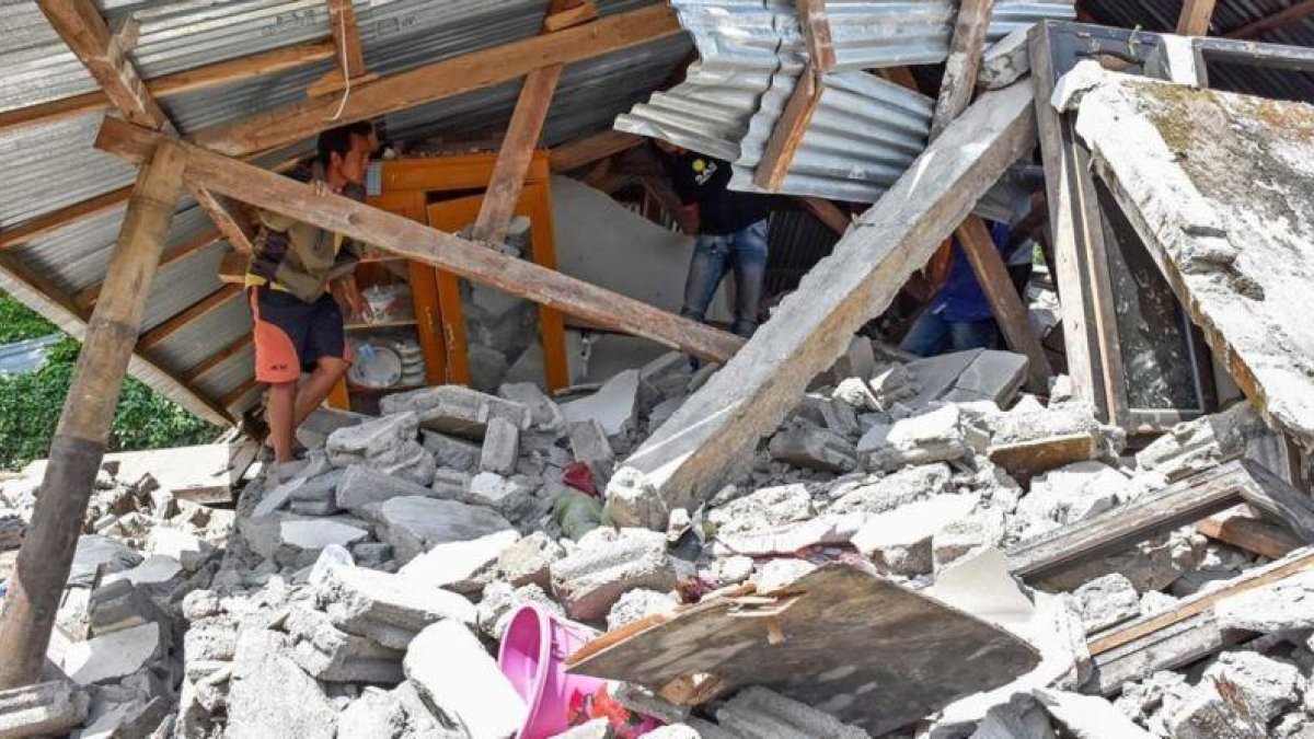 Un hombre comprueba el estado ruinoso de su hogar tras el terremoto que ha sacudido la isla indonesia de Lombok.-AULIA AHMAD (AFP)