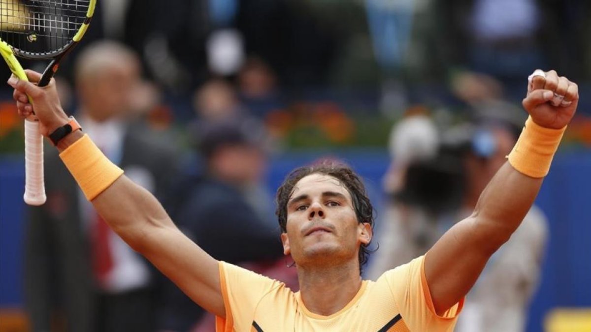 El tenista Rafa Nadal celebra su victoria ante Fabio Fognini en el pasado Torneo Conde de Godó.-MANU FERNÁNDEZ / AP