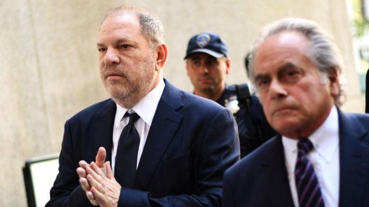 El productor Harvey Weinstein (a la izquierda) a la llegada al tribunal de Nueva York junto a su abogado.-DON EMMERT / AFP