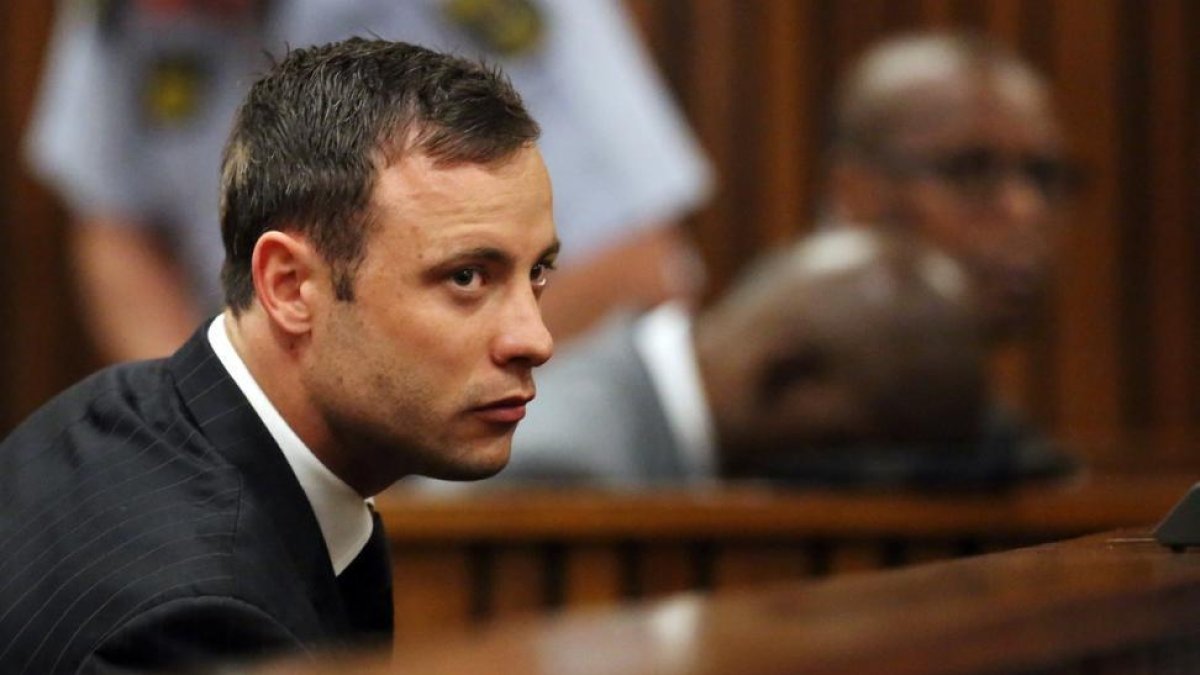 Oscar Pistorius escucha el veredicto que le declaró culpable de asesinato de su novia.-AFP / SIPHIWE SIBEKO