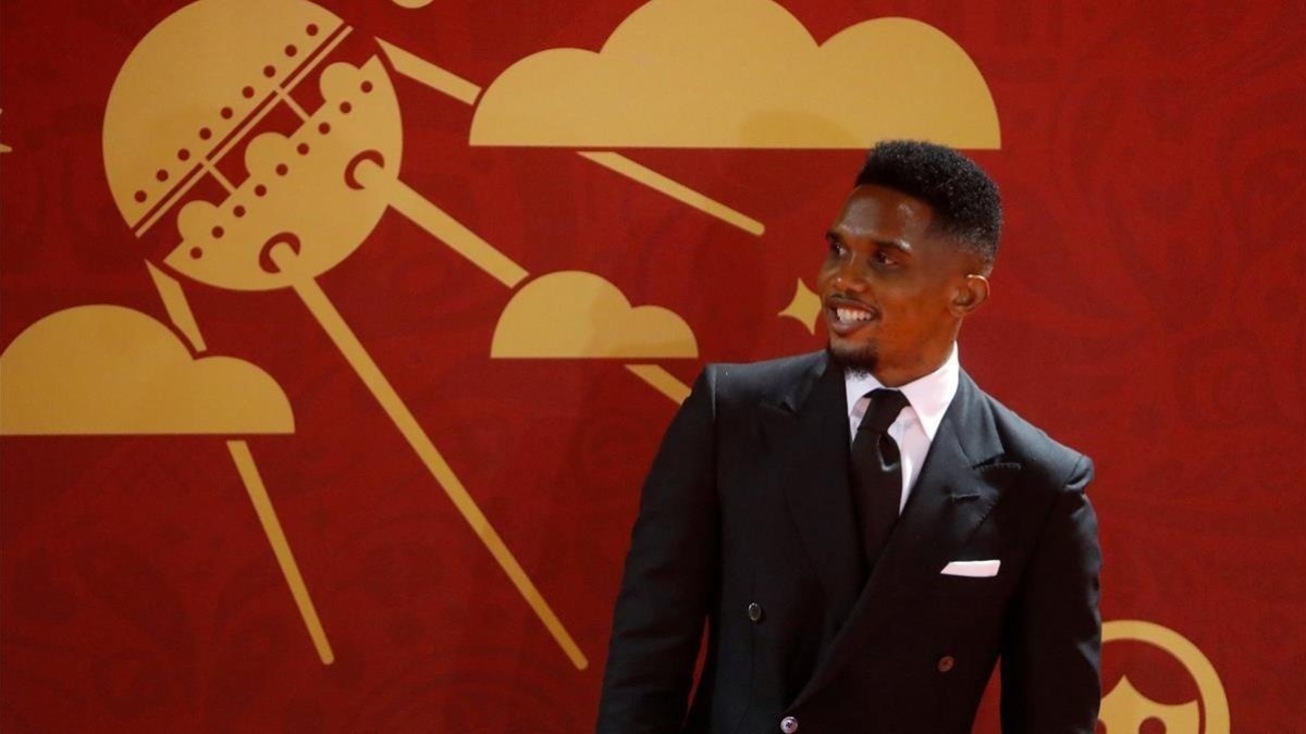 Samuel Etoo, en una imagen del 2017, durante el sorteo del Mundial de fútbol en Moscú-SERGEI KARPUKHIN (REUTERS)