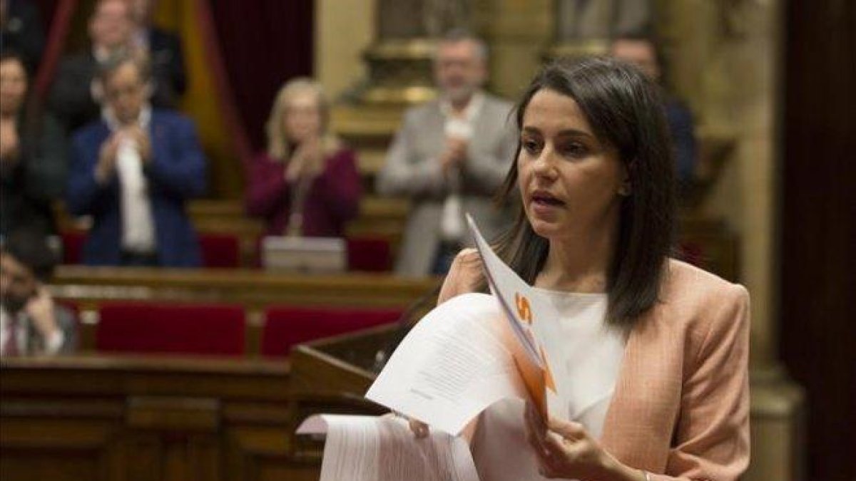 Inés Arrimadas en el Parlament.-ALBERT BERTRAN