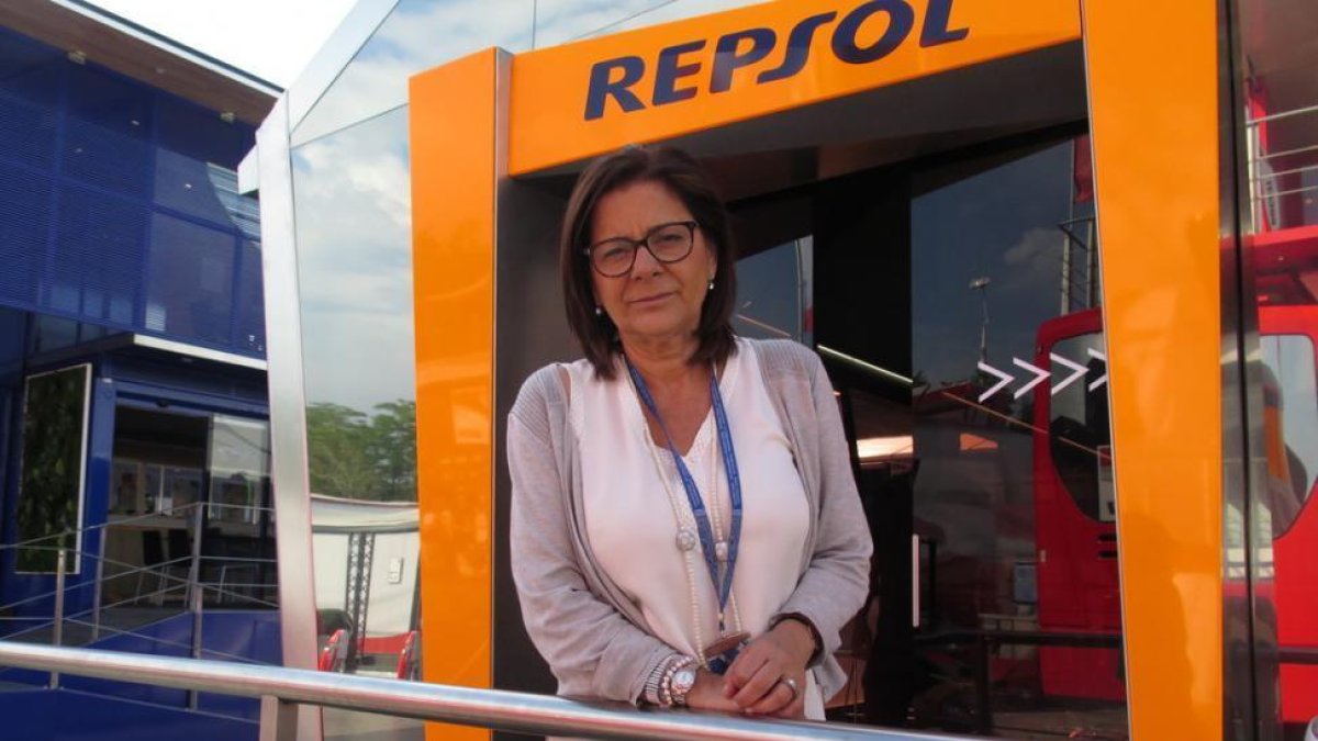 Basi Ramal, madre de Dani Pedrosa, en la puerta del hospitality de Repsol en Montmeló-EMILIO PÉREZ DE ROZAS