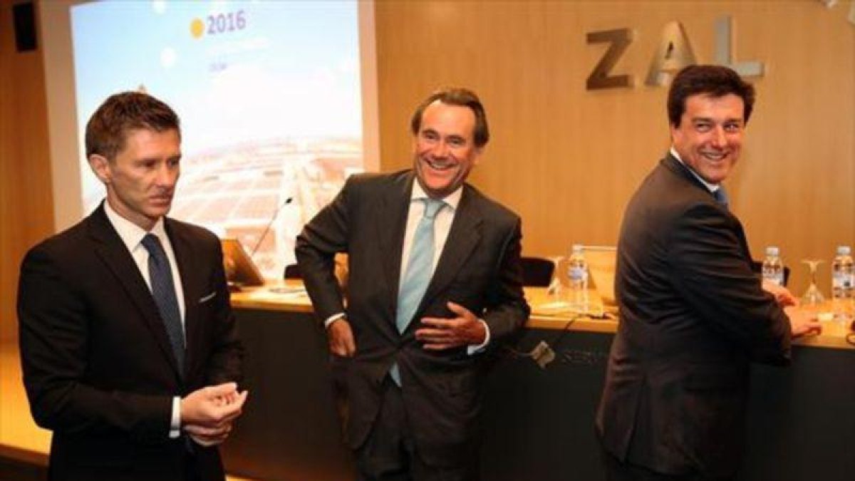 Alfonso Martínez, director general de Cilsa; Sixte Cambra, presidente de Port de Barcelona, e Ismael Clemente, consejero delegado de Merlin Properties.-RICARD CUGAT