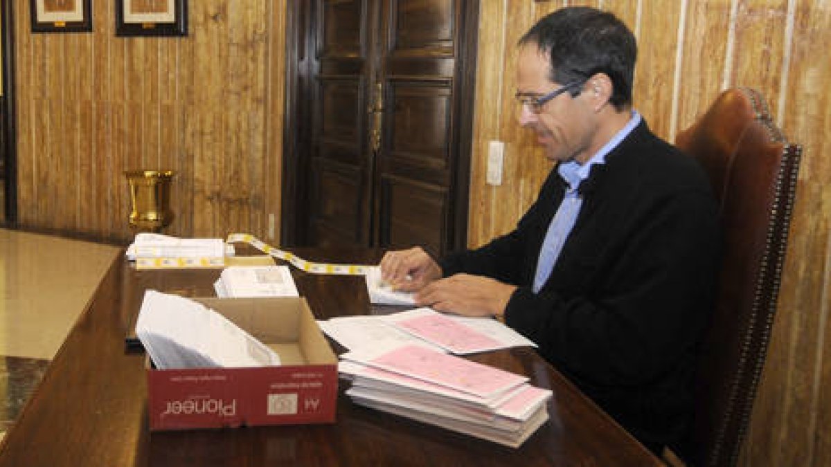 Uno de los trabajadores del Ayuntamiento de Soria. / ÚRSULA SIERRA-