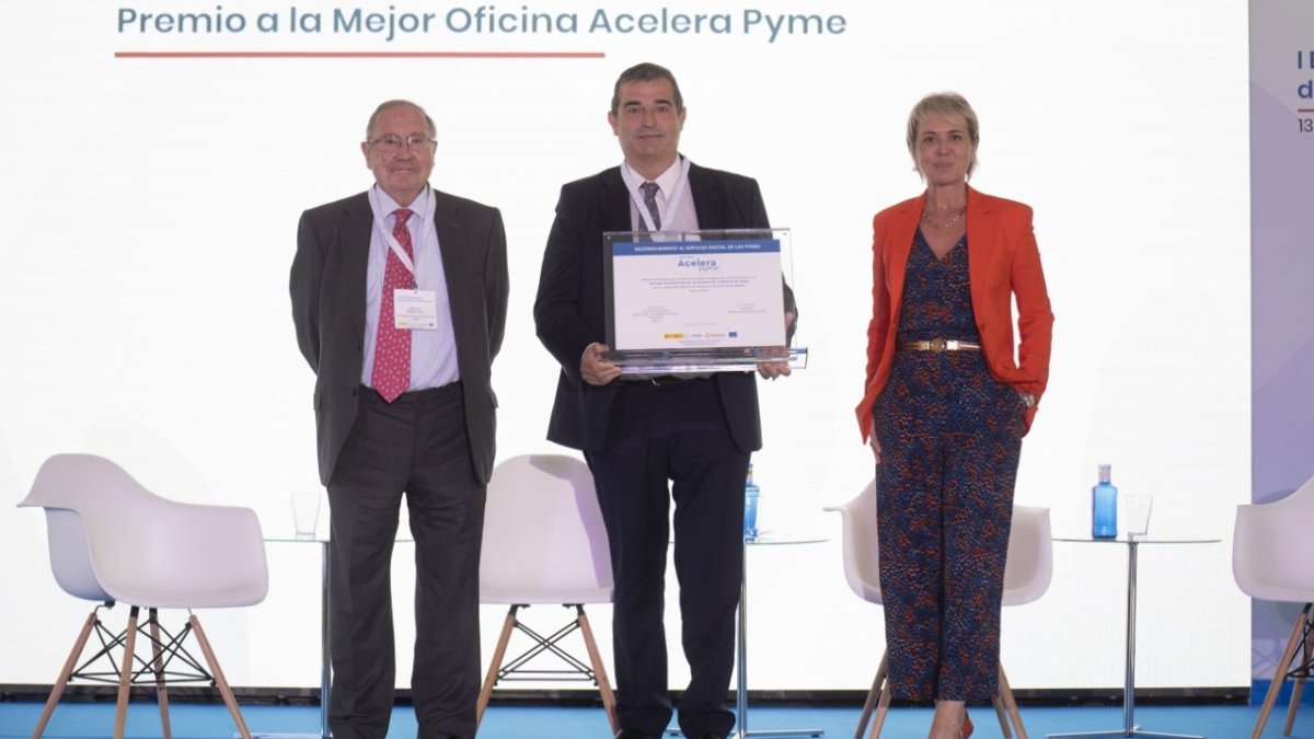 En el centro, Alberto Santamaría, presidente de la Cámara de Comercio de Soria.-HDS