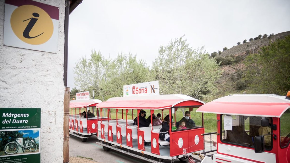 El tren turístico de la capital, ayer. GONZALO MONTESEGURO
