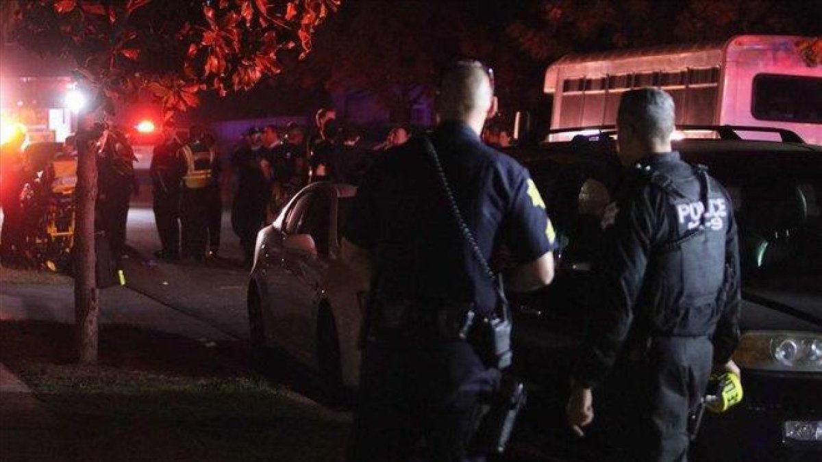 Policía y servicios de emergencia en el lugar donde se ha producido el tiroteo de Fresno, California.-LARRY VALENZUELA / THE FRESNO BEE / AP