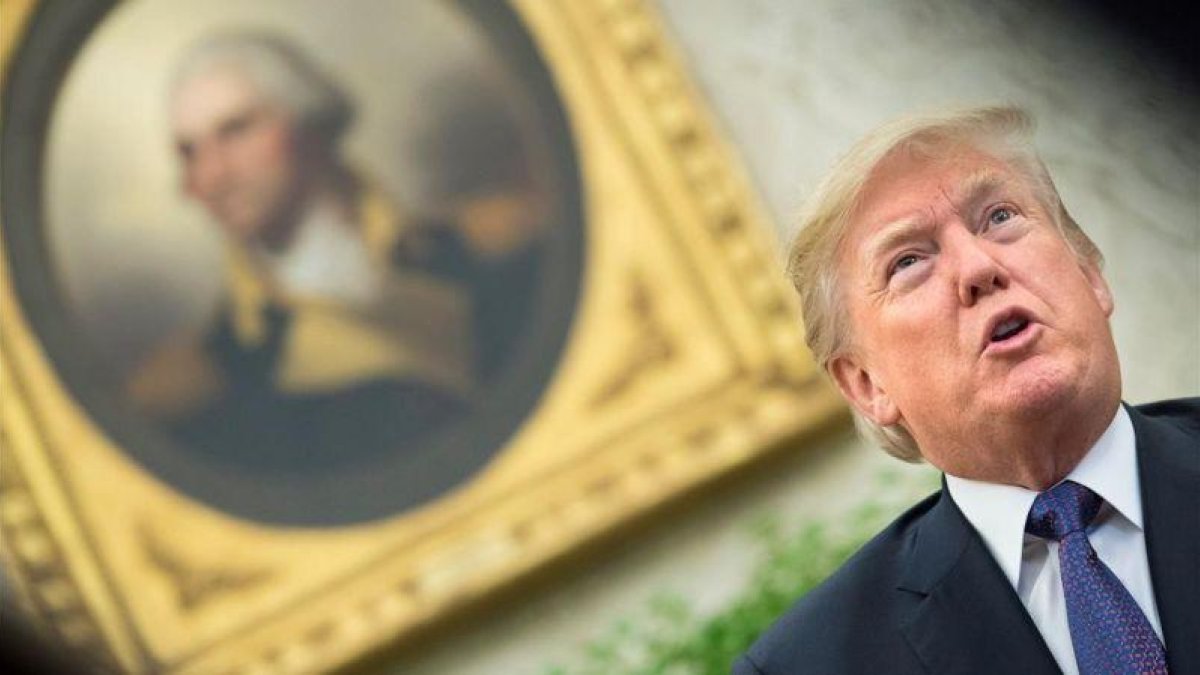 Donald Trump, en el Despacho Oval.-EFE / KEVIN DIETSCH