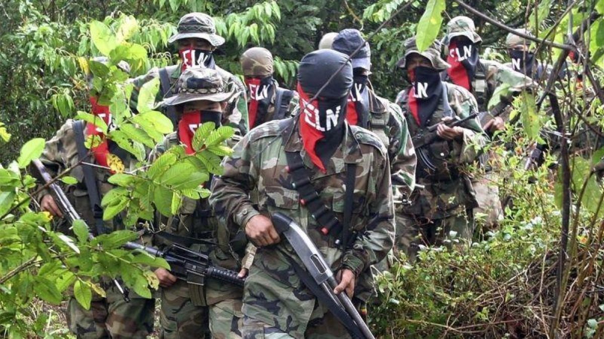 Una columna de guerrilleros del ELN en la selva de Antioquia en una fotografía del 2004.-REUTERS / ALBEIRO LOPERA