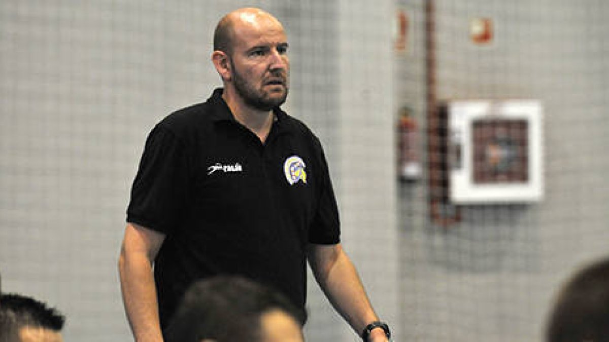 El entrenador del Aranga, Fernando Sánchez, en un partido. / DIEGO MAYOR-