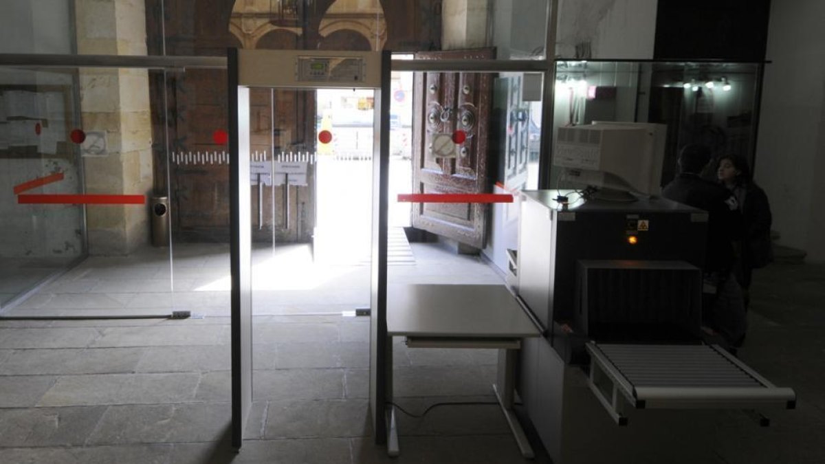 Dispositivo de control para acceder al Palacio de Justicia.-VALENTÍN GUISANDE