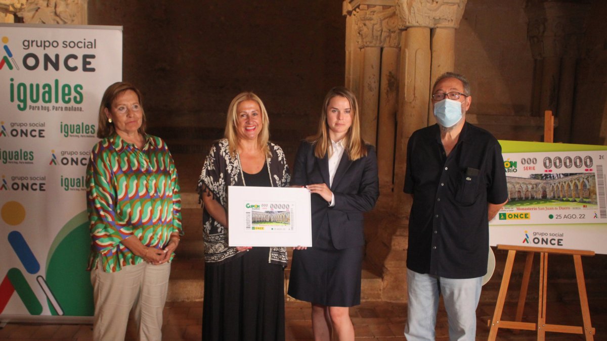 De izda a dcha, la directora del Museo Numantino, Marian Arlegui, la delegada territorial de la Junta en Soria, Yolanda de Gregorio, la directora de la ONCE en Soria, Leire Cayero, y el jefe del Servicio Territorial de Cultura en Soria, Carlos de la Casa.-ICAL