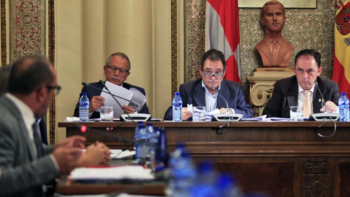 Un momento del pleno en la Diputación-MARIO TEJEDOR