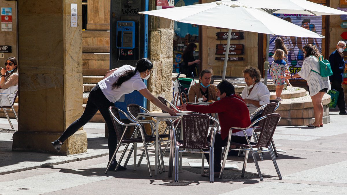 Una camarera atendiendo una mesa.-HDS
