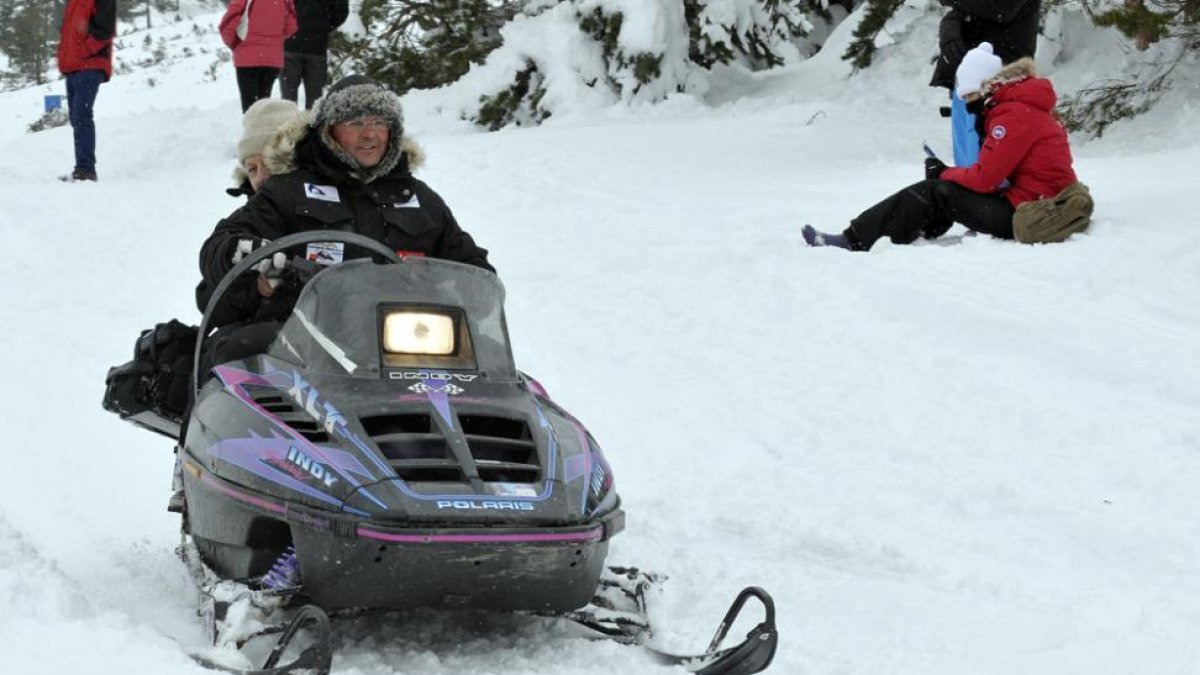 Salva Luque sigue en moto de nieve la evolución de una etapa de la Soria Unlimited del año pasado.-VALENTÍN GUISANDE