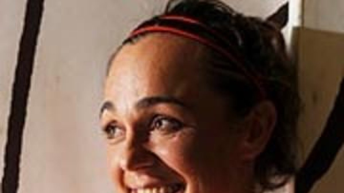 Leire Olaberria muestra el bronce obtenido en puntuación.-/ JORDI COTRINA