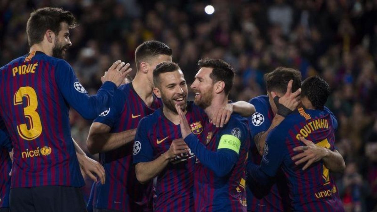 Los jugadores del Barça celebran uno de los goles al Lyon.-EL PERIÓDICO